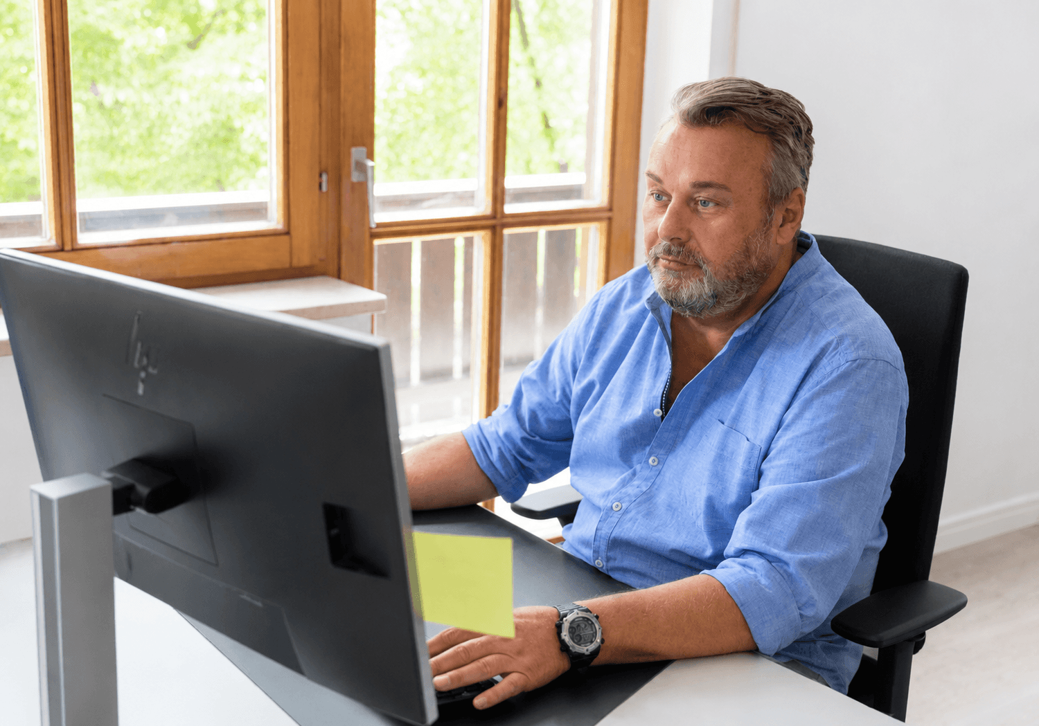 Männlicher Mitarbeiter arbeitet am Computer