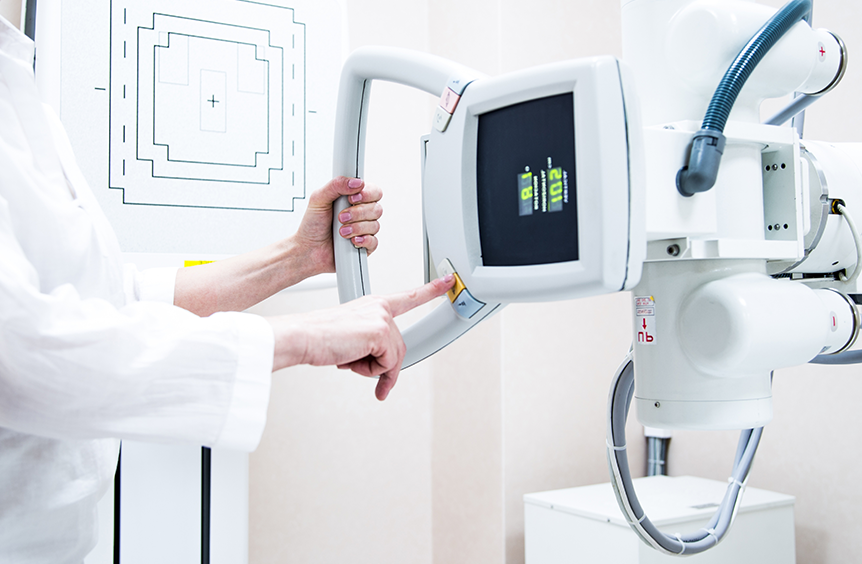 Arzt stellt Röntgenapparat ein